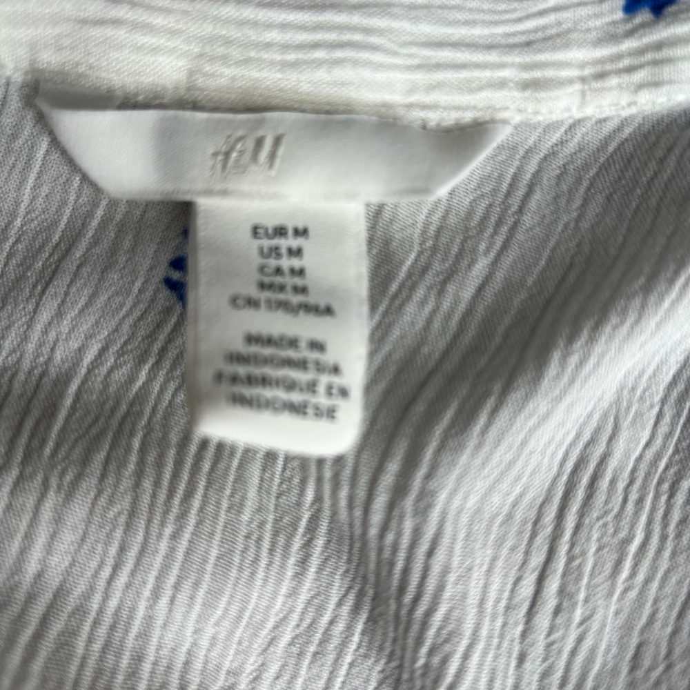 H&M Top ๐๐ค๐๐ค - Picture 2 of 5